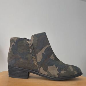 Blondo Women’s Waterproof Camouflage Booties Size 9